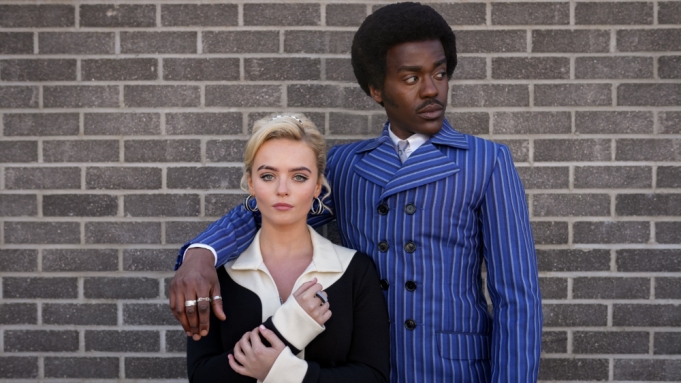 Doctor Who 14: Ncuti Gatwa e Millie Gibson nelle foto con un look anni Sessanta