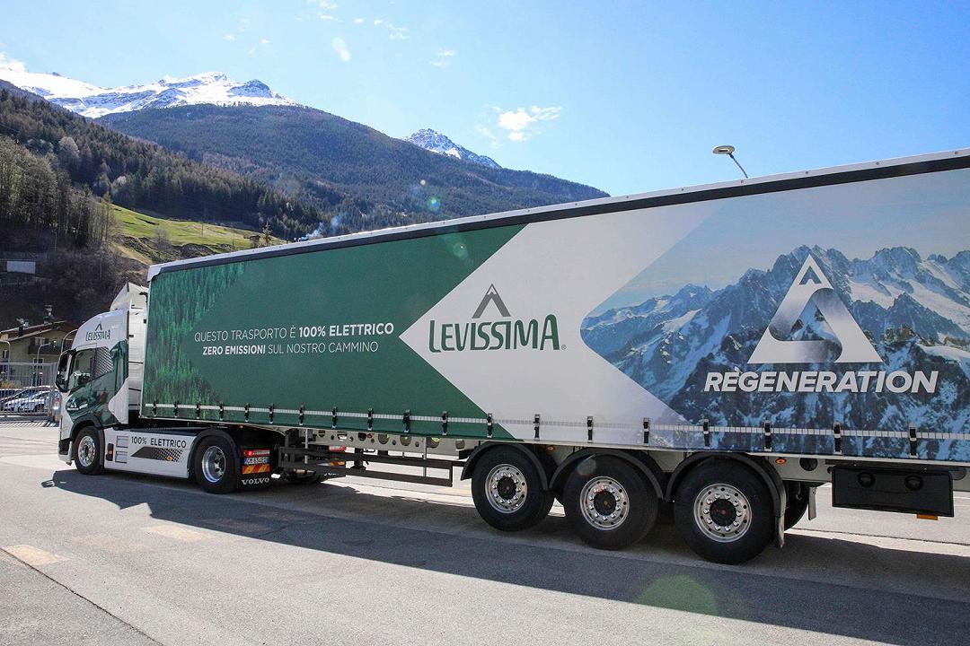 Traporti sostenibili: Levissima inaugura il primo camion 100% elettrico