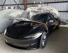 Il restyling della Tesla Model 3 si mostra per la prima volta dal vivo