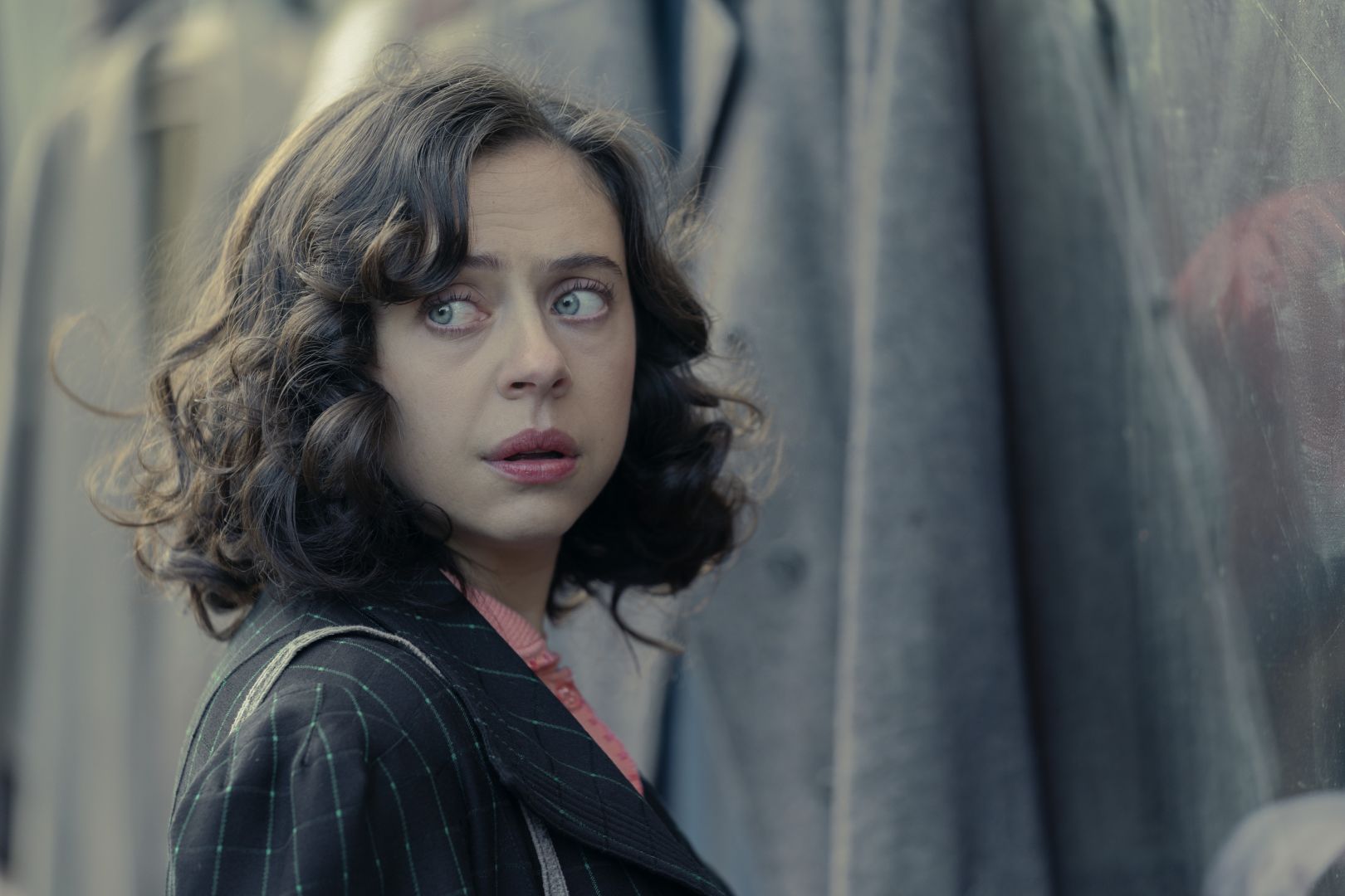 A small light: foto e info della serie Disney+ su Miep Gies e la famiglia di Anna Frank