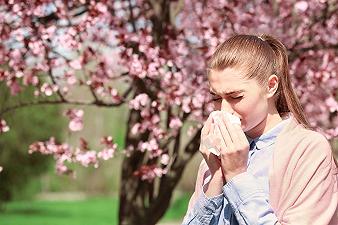 Allergie ai pollini: cosa mangiare per alleviare i sintomi