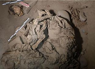 Scoperta una mummia millenaria a Cajamarquilla, antica città in Perù