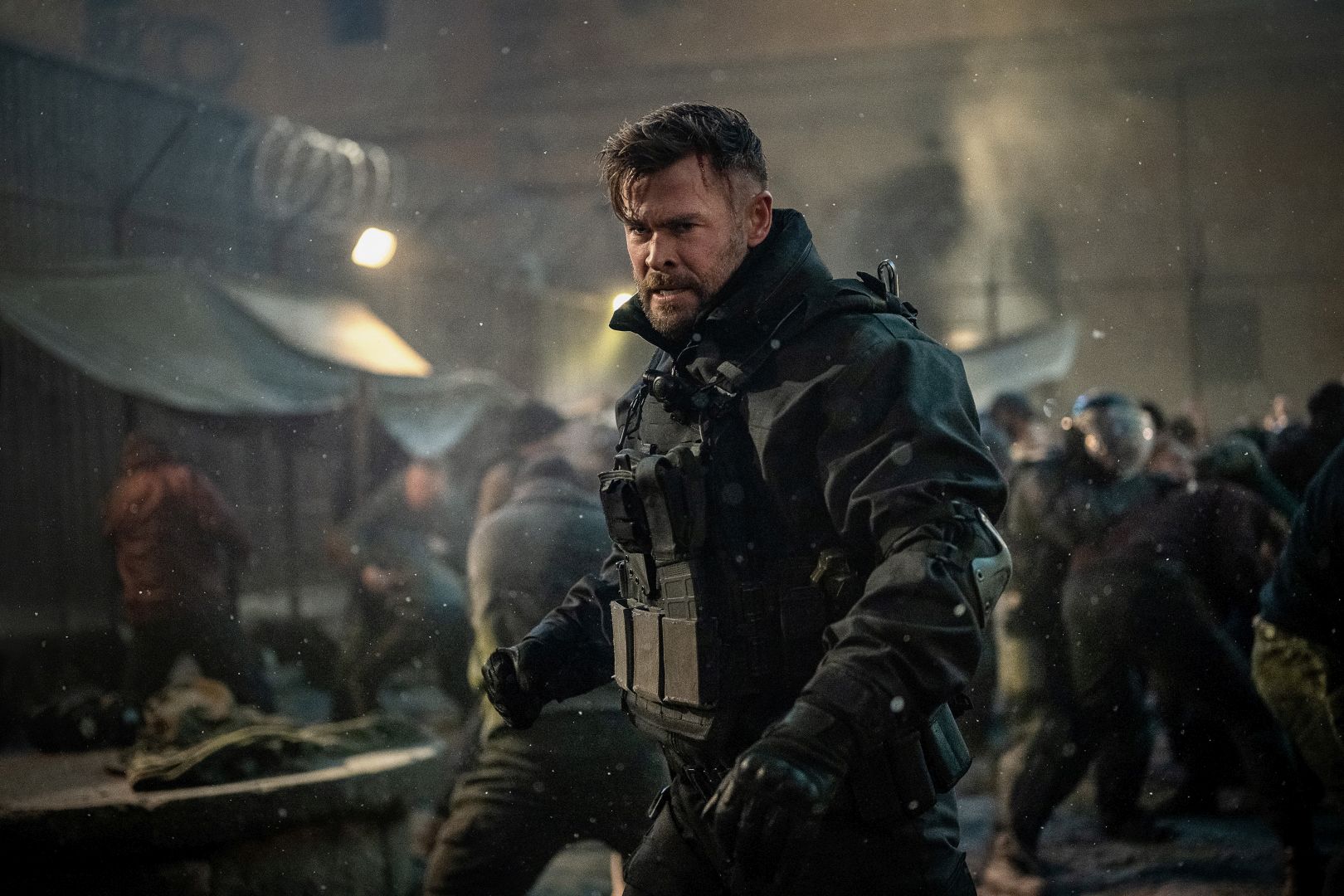 Tyler Rake 2: le foto ufficiali del film Netflix con Chris Hemsworth