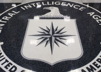Anche la CIA ha il suo "ChatGPT": l'IA aiuterà i funzionari a navigare tra milioni di dossier