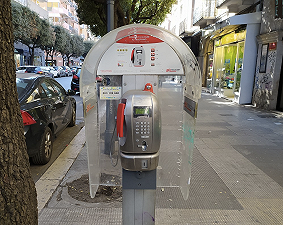 L’Italia smantellerà le ultime 18mila cabine telefoniche rimaste: la fine di un’era già finita 15 anni fa