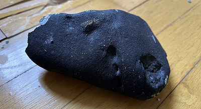 Questo meteorite ha sfondato il tetto di una casa del New Jersey dopo aver viaggiato nello Spazio per miliardi di anni