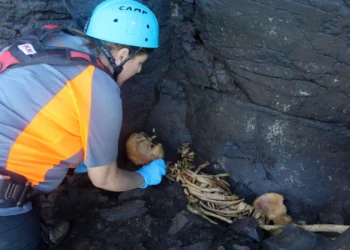 Sei scheletri trovati in una grotta a Gran Canaria: enigma sulla morte "violenta"