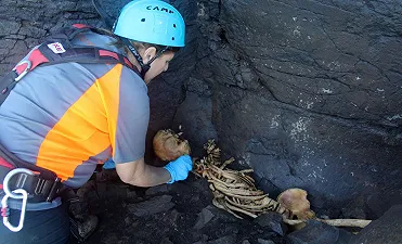 Sei scheletri trovati in una grotta a Gran Canaria: enigma sulla morte “violenta”