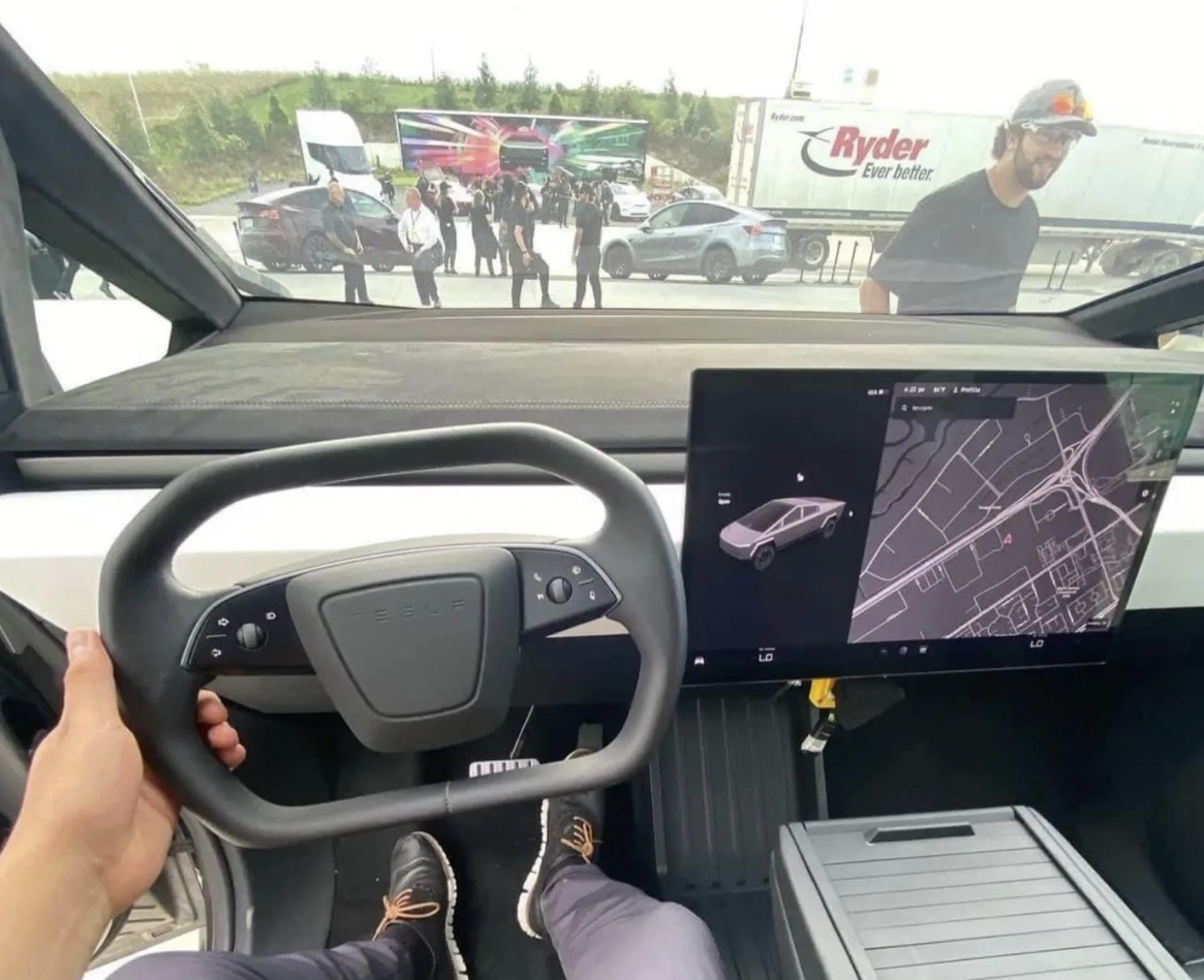 L’abitacolo del Tesla Cybertruck sarà fatto così: online le prime foto “spia”