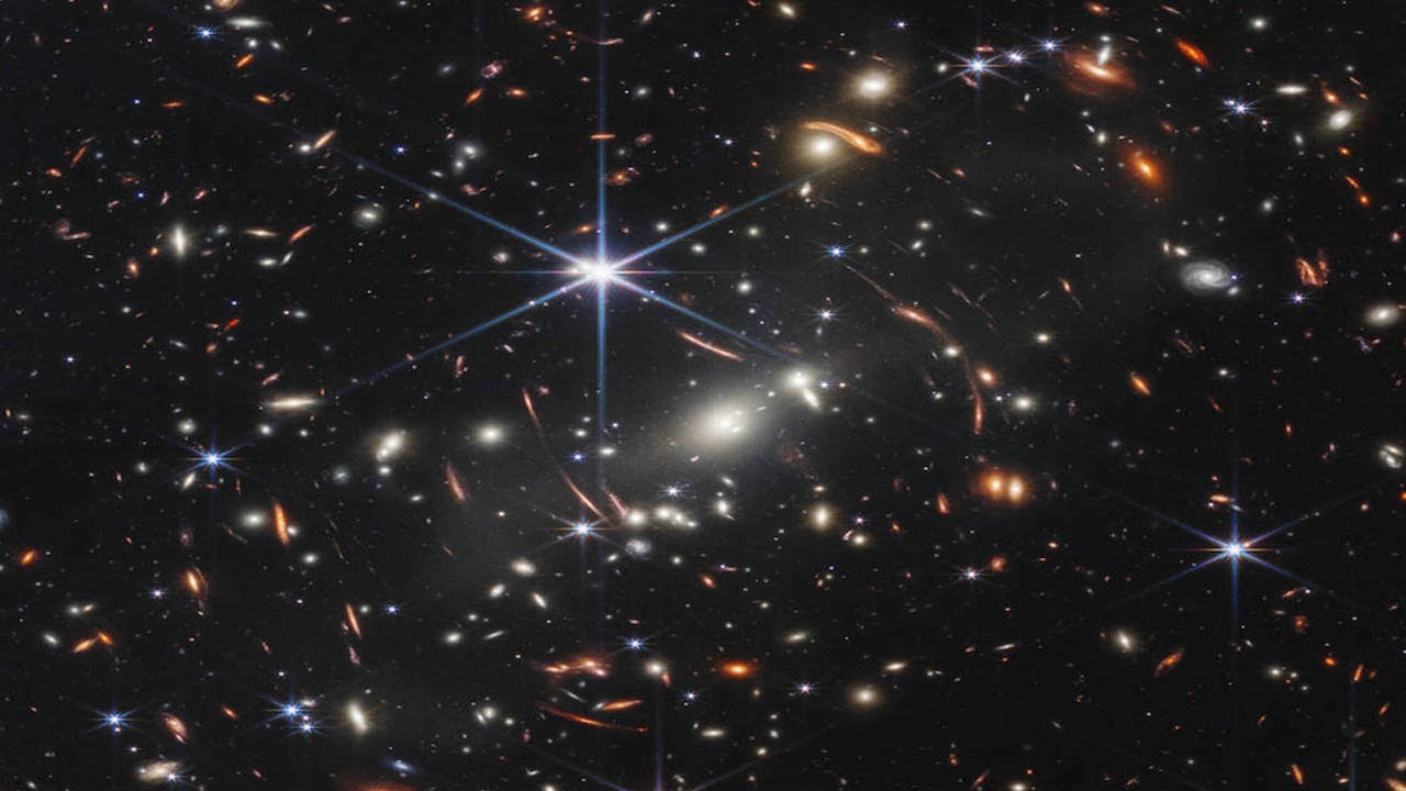 Galassie supermassicce: un’analisi rivoluzionaria mette in discussione i modelli cosmologici