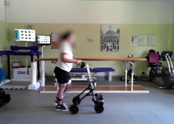 Neurostimolatore midollare permette a 32enne paralizzata di tornare a camminare dopo 5 anni