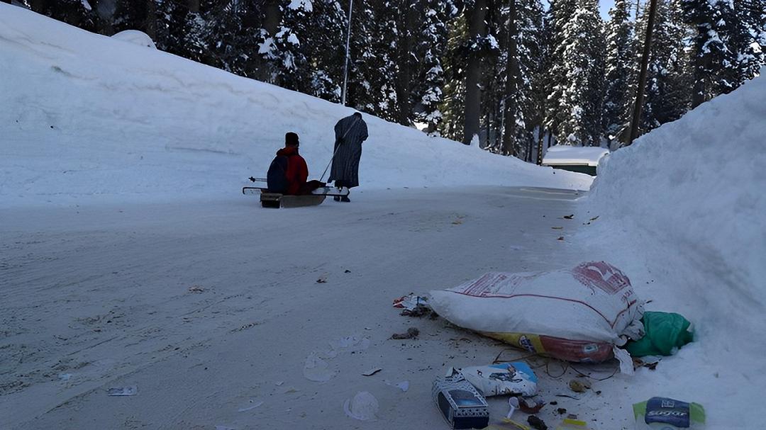 Plastica: un alpinista raccoglie 1,6 tonnellate di rifiuti sull’Himalaya