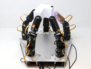 La mano robotica che sfida il buio: il nuovo dispositivo che manipola gli oggetti senza vedere