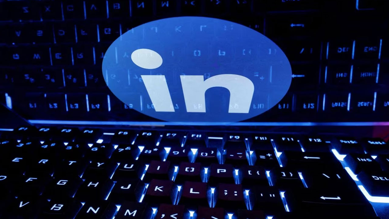 LinkedIn, duro colpo ai truffatori: arriva la verifica dell’identità per recruiter e manager