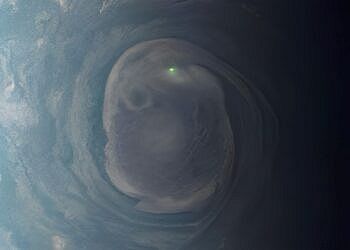 Giove: la foto della sonda Juno della NASA cattura un fulmine tra le nubi
