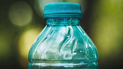 Plastica: la Direttiva UE del 2024 impone tappi agganciati alle bottiglie