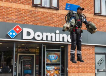 Domino's ha consegnato le pizze con i rider dotati di propulsori a reazione (video)