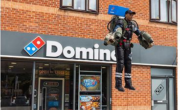 Domino’s ha consegnato le pizze con i rider dotati di propulsori a reazione (video)