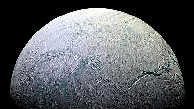 La luna ghiacciata di Saturno Encelado contiene elementi essenziali per la vita