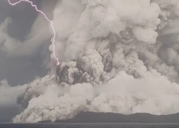 Eruzione del Tonga: un'esplosione vulcanica che ha generato quasi 200.000 fulmini