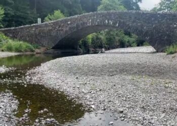 Siccità nel Regno Unito: il fiume Derwent si prosciuga nel Lake District