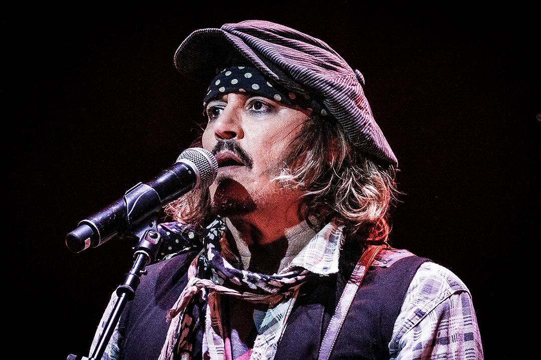 Johnny Depp compie 60 anni e festeggia sul palco con gli Hollywood Vampires