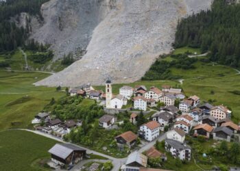 Frana in Svizzera: 1,2 milioni di metri cubi di roccia formano voragine di 50 metri