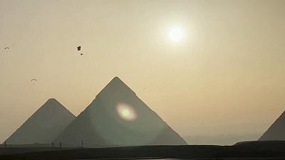 Volo sulle piramidi: decine di appassionati di parapendio si radunano a Giza