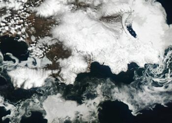 Mare di Ochotsk: spettacolare danza delle spirali ghiacciate