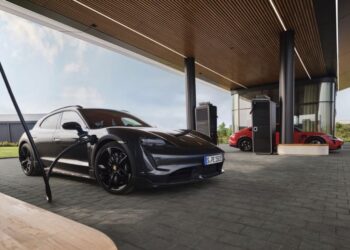 Porsche inaugura il suo primo Charging Lounge in Germania: presto anche in Austria e in Svizzera