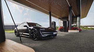 Porsche inaugura il suo primo Charging Lounge in Germania: presto anche in Austria e in Svizzera