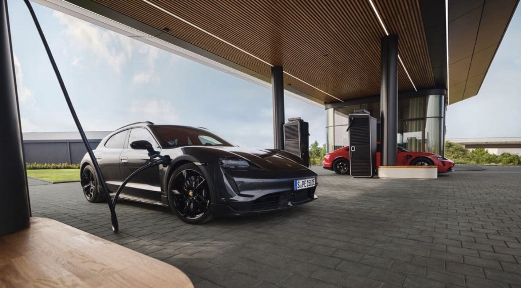 Porsche inaugura il suo primo Charging Lounge in Germania: presto anche in Austria e in Svizzera