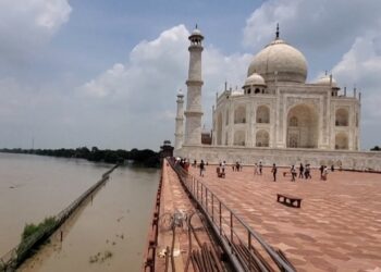 Piogge intense e inondazioni, una minaccia alle mura in marmo bianco del Taj Mahal