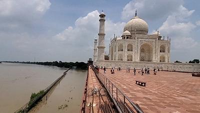 Piogge intense e inondazioni, una minaccia alle mura in marmo bianco del Taj Mahal