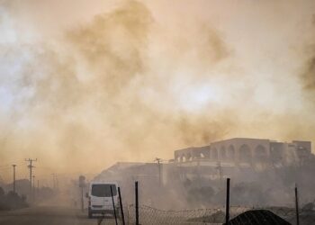 Incendi devastanti in Grecia: dopo Rodi, villaggi evacuati a Corfù
