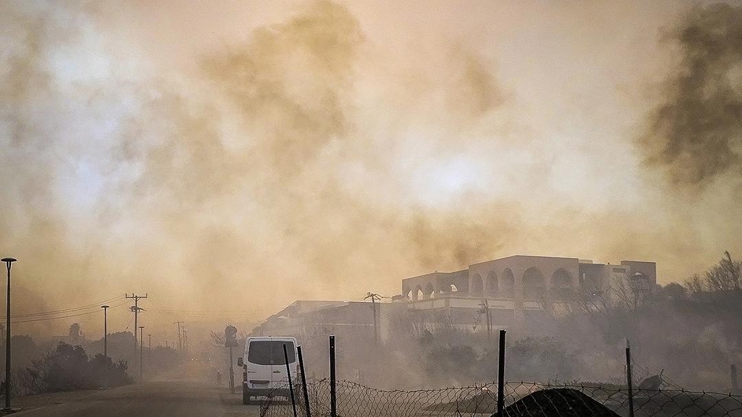 Incendi devastanti in Grecia: dopo Rodi, villaggi evacuati a Corfù