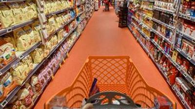 Prezzi in aumento: gli italiani spendono di più, ma riducono le quantità di cibo