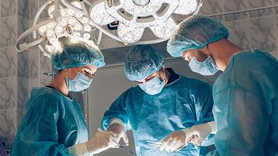 Protesi in titanio: intervento chirurgico di 10 ore ripristina la funzionalità della mandibola