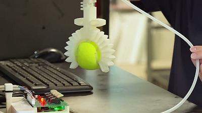 La rivoluzione della robotica morbida: una pinza stampata in 3D senza bisogno di elettronica