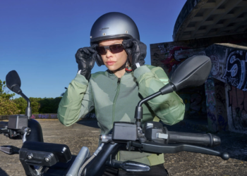 BMW lancia gli Smartglasses ConnectedRid: la realtà aumentata porta gli Head-Up Display sulle moto