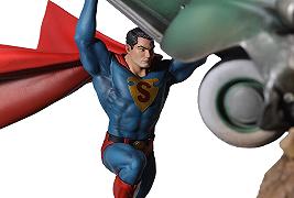 Superman: la statuetta da collezione che replica la prima apparizione nei fumetti