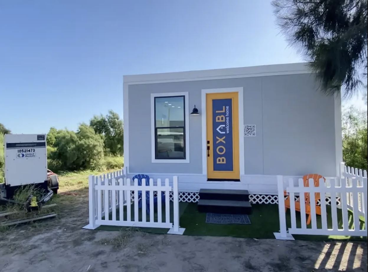 La casa di Elon Musk è fatta così: poster nerd, katane e poco altro… è costata 50mila dollari