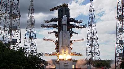 L’India è la prima nazione ad atterrare sul polo sud della Luna: Chandrayaan-3 è un successo