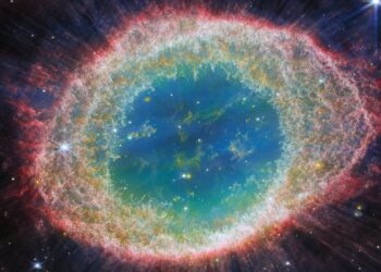 Nebulosa Anello: nuove immagini catturate dal telescopio spaziale James Webb