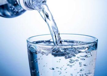Acqua frizzante: benefici e rischi per la salute, i consigli dell'esperto