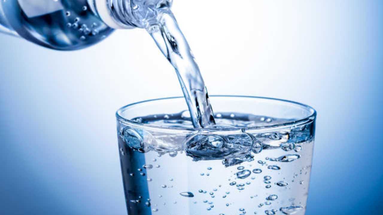 Acqua frizzante: benefici e rischi per la salute, i consigli dell’esperto