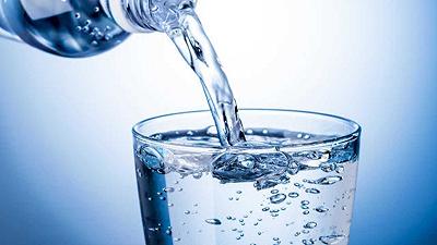 Acqua frizzante: benefici e rischi per la salute, i consigli dell’esperto