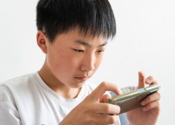 La Cina vuole vietare ai bambini di usare lo smartphone per più di 2 ore al giorno