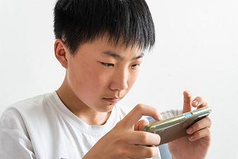 La Cina vuole vietare ai bambini di usare lo smartphone per più di 2 ore al giorno
