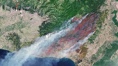 Incendi in Grecia: devastanti immagini catturate dai satelliti